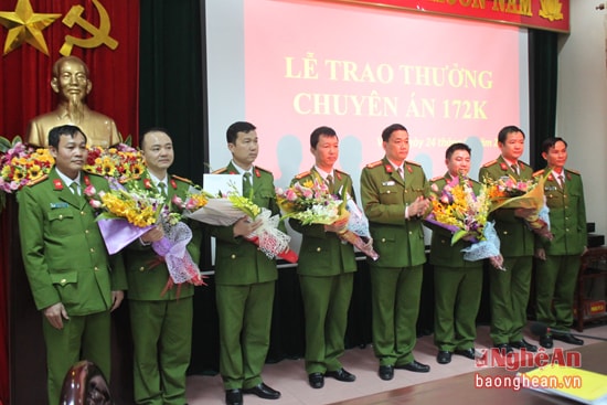 Lãnh đạo Công an tỉnh trao thưởng cho Ban chuyên án. Ảnh: Xuân Bắc