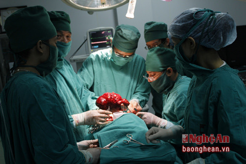 Phẫu thuật cho bệnh nhân tại Bệnh viện Đa khoa tỉnh.
