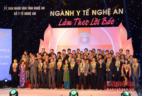 Thừa ủy quyền, lãnh đạo Bộ Y tế và tỉnh Nghệ An đã trao danh hiệu Thầy thuốc Nhân dân và Thầy thuốc Ưu tú cho 53 y, bác sĩ, dược sĩ.