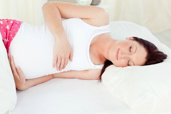 Ngủ nghiêng về bên trái,  phụ nữ có thai còn giảm áp lực ở lưng và giữ cho tử cung co giãn không ảnh hưởng đến gan. Máu cũng sẽ được lưu thông tới tử cung, thận và bào thai khi bà bầu nằm bên phía trái.