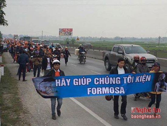 Ông Nguyễn Đình Thục dẫn đầu đoàn khiếu kiện đi giữa làn đường ô tô trên Quốc lộ 1A ngày 14/2/2017