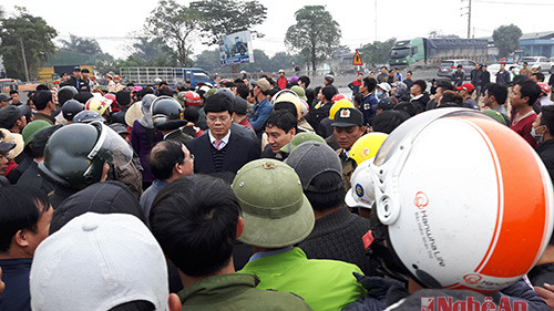 ác đồng chí lãnh đạo tỉnh Nghệ An xuống tận hiện trường giải thích cho những người đi khiếu kiện về sự cố môi trường do fomosa gây nên