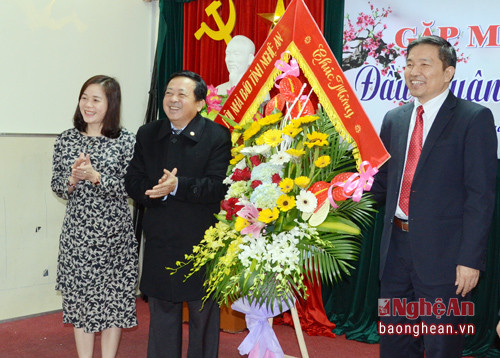 Lãnh đạo Hội Nhà báo Việt Nam tỉnh Nghệ An chúc mừng Sở Y tế Nghệ An nhân 62 năm ngày Thầy thuốc Việt Nam.