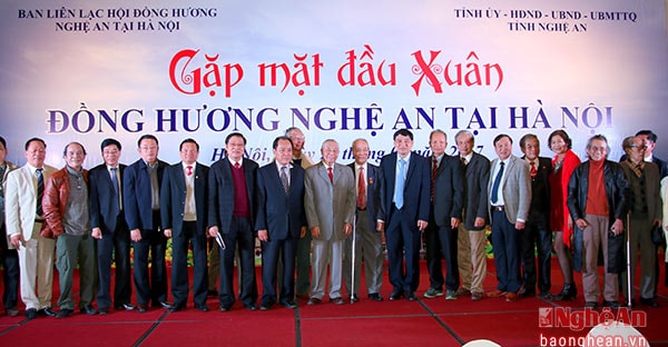 Các đồng chí lãnh đạo tỉnh chụp ảnh lưu niệm với Hội đồng hương Nghệ An tại Hà Nội. Ảnh Nguyên Sơn