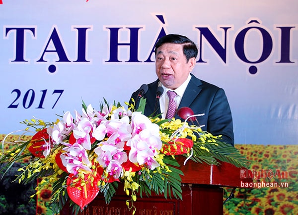 Đồng chí Nguyễn Xuân Đường - Phó Bí thư Tỉnh ủy, Chủ tịch UBND tỉnh thông tin về tình hình kinh tế, xã hội trên địa bàn Nghệ An đến hội đồng hương tại Hà Nội. Ảnh Nguyên Sơn