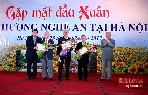 Hội đồng hương Nghệ An tại Hà Nội và lãnh đạo tỉnh tặng hoa chúc thọ các đồng hương thượng thọ 85, 90. Ảnh Nguyên Sơn