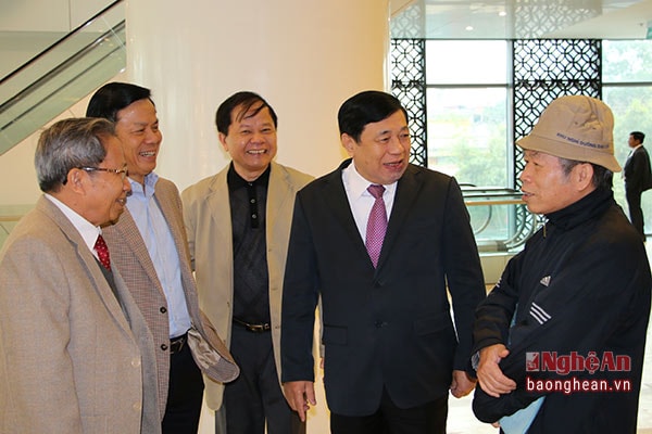 Nhiều ý kiến tâm huyết của đồng hương Nghệ An đóng góp cho lãnh đạo tỉnh. Ảnh Nguyên Sơn