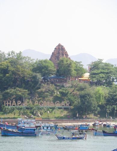 Tháp Bà Ponagar, một di tích thắng cảnh cấp quốc gia, tọa lạc tại trung tâm thành phố Nha Trang là một điểm đến cho du khách. Ảnh: Tiên Minh/TTXVN