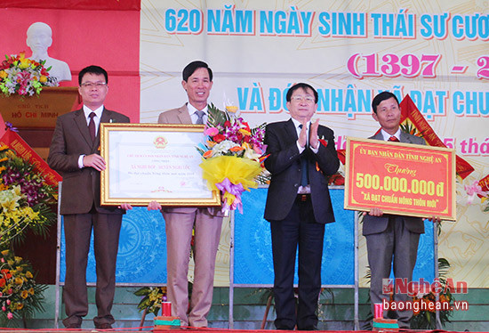 Đồng chí Đinh Viết Hồng - Phó chủ tịch UBND tỉnh trao Bằng công nhận xã đạt chuẩn NTM cho lãnh đạo xã Nghi Hợp