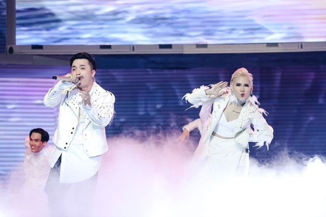 Yanbi - Yến Lê là đội duy nhất chọn phần kết lắng đọng cho mini show của mình. Ảnh: Windy. 