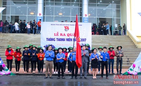 Lễ ra quân với khẩu hiệu Tuổi trẻ thành phố Vinh chung tay xây dựng văn minh đô thị. Ảnh: Mỹ Nga