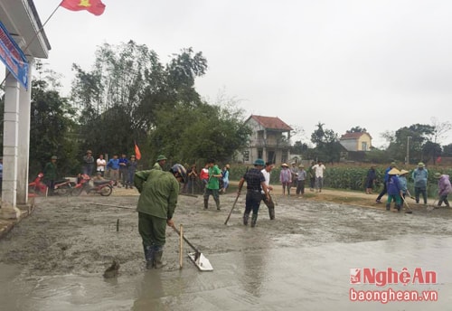 Nguoif dân xóm 7, xã Hung Nhân đô sân bóng chuyền tù nguồn kinh phí hỗ tọ cua huyện đoàn Hung Nguyên