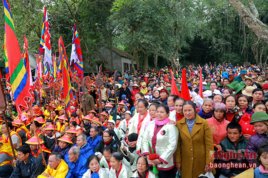 Hàng vạn người dân địa phương và du khách đã về tham dự khai mạc Lễ hội đền Đức Hoàng