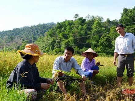 Cán bộ trẻ xã Yên Na ( Tương Dương) cùng với người dân, ảnh Nhật Lân