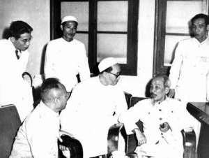 Chủ tịch Hồ Chí Minh trò chuyện với GS. Trần Hữu Tước và Bộ trưởng Phạm Ngọc Thạch (người ngồi bên trái). Ảnh: TL - suckhoedoisong.vn