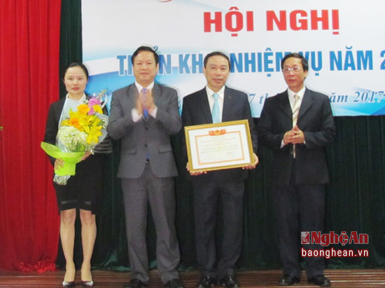 Đồng chí Đào Quốc Tính - Tổng giám đốc Bảo hiểm tiền gửi Việt Nam trao giấy khen cho cá nâhn đạt thành tích xuất sắc trong công tác. Ảnh Thu Huyền