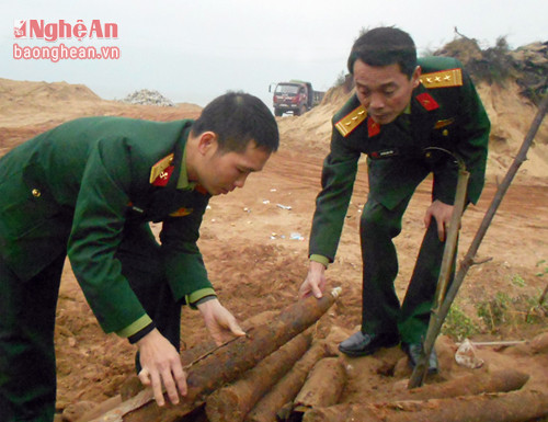 BCH Quân sự huyện Nghi Lộc đang thu gom số đạn pháo trên. Ảnh: Quang Dũng