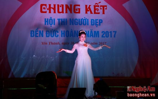 Người mặc áo dài đẹp nhất thuộc về thí sinh Trần Thị Yến sinh năm 2000 hiện đang học tại Trường THPT Nam Yên Thành.