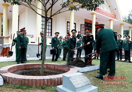 Đại tướng Ngô Xuân Lịch - Ủy viên Bộ Chính trị, Phó Bí thư Quân ủy Trung ương, Bộ trưởng Bộ Quốc phòng trồng cây lưu niệm tại Sư đoàn 324.