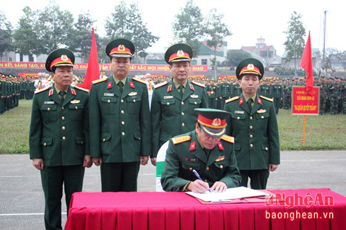 Lãnh đạo, chỉ huy 4 cơ quan Quân khu ký kết thực hiện PTTĐ năm 2017. Ảnh: Trần Dũng