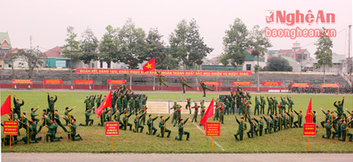 Màn múa hát tập thể do Đoàn văn công Quân khu và Lữ đoàn PK 283 biểu biễn. Ảnh: Trần Dũng
