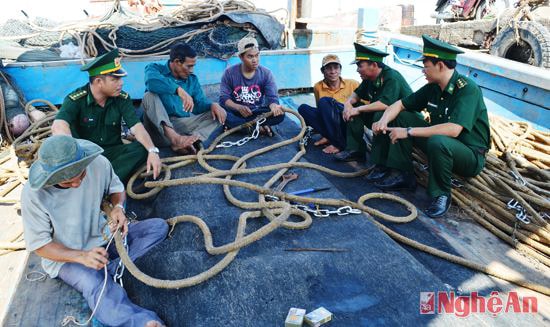 BĐBP Nghệ An tuyên truyền pháp luật, chủ quyền biển, đảo cho ngư dân. Ảnh: Lê Thạch