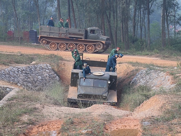 Cùng với đó là động viên, khích lệ để học viên có được bản lĩnh, tâm lý tốt, tiếp thu xe và sẵn sàng điều khiển xe qua địa hình phức tạp