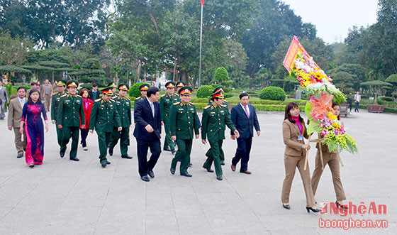 Bộ trưởng Bộ Quốc phòng Ngô Xuân Lịch đến dâng hoa, dâng hương tại Khu Di tích Kim Liên. Ảnh: Thành Duy.