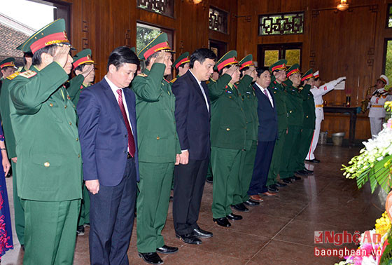 Bộ trưởng Ngô Xuân Lịch cùng đoàn công tác, các đồng chí lãnh đạo Quân khu 4, tỉnh Nghệ An thành kính tưởng niệm Chủ tịch Hồ Chí Minh: Ảnh: Thành Duy.