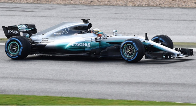 Mercedes W08. Bóng bẩy, chắc chắn và trông rất hầm hố, đó là vẻ ngoài của chiếc W08 mà đội đương kim vô địch sẽ sử dụng ở mùa giải mới. Ngay khi vừa ra mắt và được Lewis Hamilton chạy thử ở Silverstone, W08 đã cho thấy sức cạnh tranh đáng nể. Nếu thiết kế mới nhất của Mercedes duy trì tốc độ mà nó thể hiện qua thông số ban đầu, các đối thủ sẽ tiếp tục phải trải qua một mùa giải khó khăn.