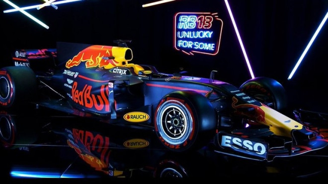 Red Bull RB13. Đội đua duy nhất thắng chặng ngoài Mercedes ở mùa giải 2016 là ứng cử viên sáng giá nhất lật đổ sự thống trị của Lewis Hamilton và đồng đội trong mùa giải tới. Chiếc RB13 sẽ có mặt ở Barcelona để tham dự chặng đua thử trước mùa giải hôm 27/2. Mùa giải 2017 hứa hẹn nhiều điều thú vị với Red Bull khi họ có sự góp mặt của chuyên gia Adrian Newey ở bộ phận kỹ thuật. Đây cũng là mùa đầu tiên đội đua này xuất quân với bộ đôi đầy tài năng Daniel Ricciardo và Max Verstappen sát cánh cùng nhau.