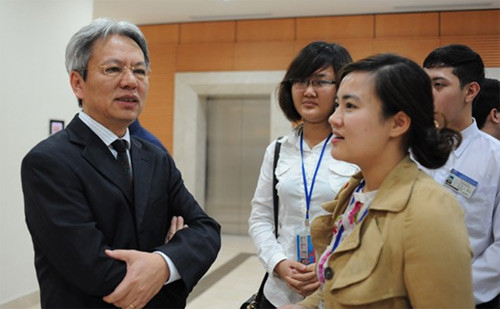 Tiến sĩ Nguyễn Sĩ Dũng trao đổi bên lề tại Hội nghị truyền thông về Quốc hội cho sinh viên các trường đại học. Ảnh Internet.