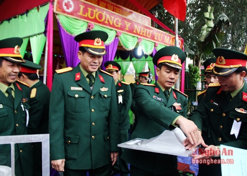 Lãnh đạo chỉ huy Sư đoàn tham quan mô hình sáng kiến cải tiến kỹ thuật phục vụ huấn luyện tại đơn vị. Ảnh: Hà Hữu Tân.