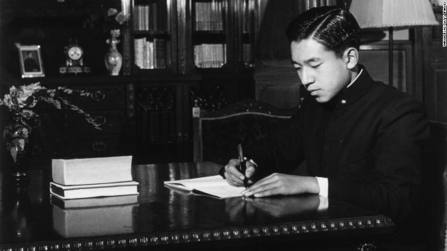 Ông Akihito trong giờ tự học ở cung điện Hoàng gia năm 1952. Ông chưa nhận được tấm bằng tốt nghiệp đại học nào cho dù từng theo học tại Đại học Gakushuin. Ảnh: Getty  