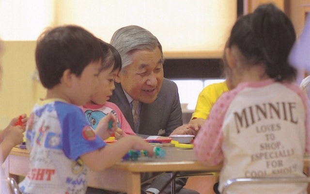 Nhà vua Nhật Bản Akihito trò chuyện với trẻ nhỏ tại trường mẫu giáo Yakumo ở Meguro, Tokyo, hồi tháng 5/2007.