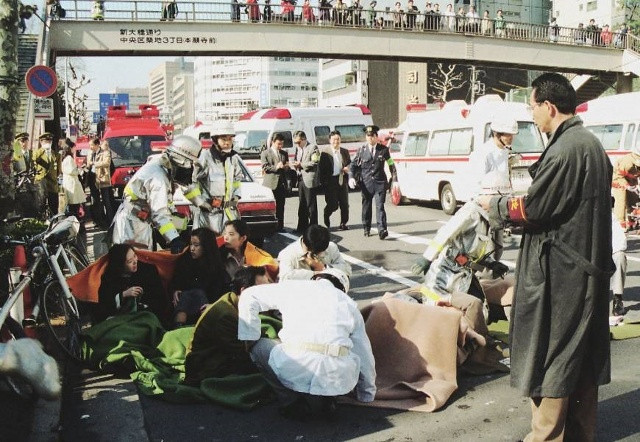 Nhân viên y tế chữa trị cho những nạn nhân trong vụ tấn công bằng khí độc ở trạm tàu điện ngầm tại thủ đô Tokyo. Japan Times cho biết 13 người đã thiệt mạng và hơn 6.000 người bị thương vì khí độc sarin. Chính quyền Nhật Bản lên án sự việc là một vụ 