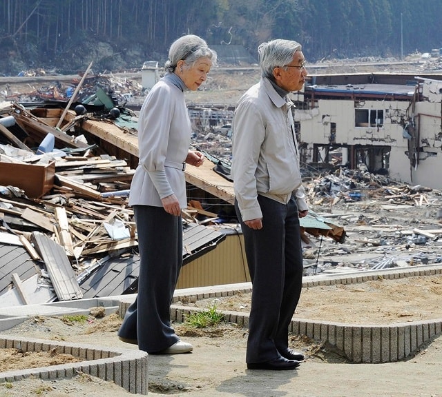 Nhật hoàng Akihito và Hoàng hậu Michiko nhân dịp đến thăm thành phố Minamisanriku, tỉnh Miyagi sau trận động đất và sóng thần hồi tháng 3/2011.  Ảnh: Reuters.