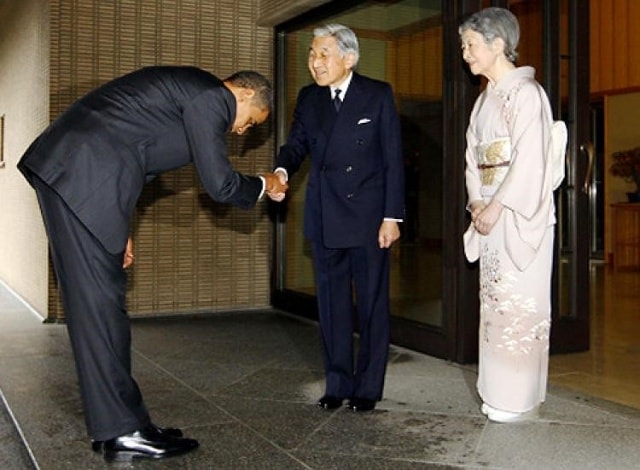 Nhật hoàng Akihito và Hoàng hậu Michiko đón tiếp Tổng thống Mỹ Barack Obama tại Cung điện Hoàng gia ngày 14/11/2009 nhân chuyến thăm của ông Obama tới đây. Ảnh: Getty.