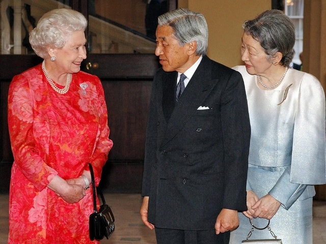 Nhật hoàng Akihito và Hoàng hậu Michiko được chào đón tới cung điện Buckingham của Nữ hoàng Anh Elizabeth II hồi tháng 5/2007. Ảnh: AFP. 