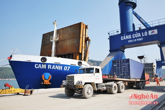 Cảng Cửa Lò xếp dỡ hàng Container.Ảnh: Xuân Nhường