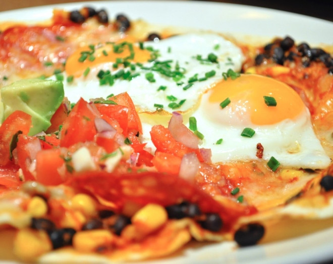 Mexico: Huevos rancheros gồm trứng rán và sốt cà chua trên bánh ngô, ăn kèm cơm và đậu.