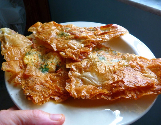 Tunisia: Brik là bánh với nhân gồm một quả trứng, hành, cá ngừ, tương ớt harissa và mùi tây. Sau đó bánh được rán giòn lên và trang trí với nụ bạch hoa và phô mai.