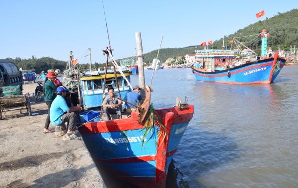 Tàu cá của ông Nguyễn Hữu Vượng, xã Diễn Hải, huyện Diễn Châu bị nạn ở Hải Phòng nên chủ tàu phải ra Hải Phòng làm thủ tục hồ sơ hưởng bảo hiểm. Ảnh: Nguyễn Hoàng