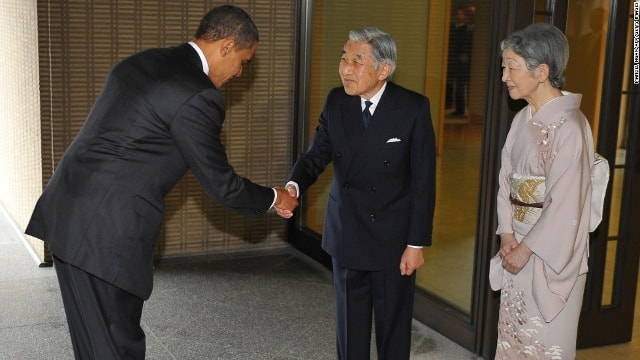 Nhật hoàng Akihito và Hoàng hậu Michiko đón tiếp Tổng thống Mỹ Barack Obama tại Cung điện Hoàng gia ngày 14/11/2009 nhân chuyến thăm của ông Obama tới Nhật. Ảnh: Getty