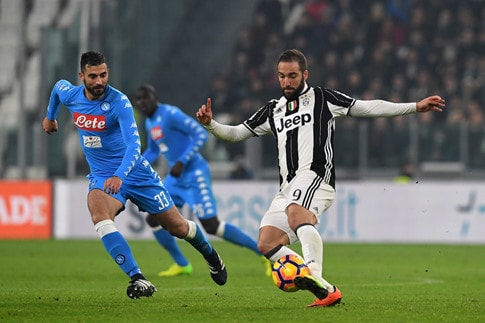 Higuain (phải) có 2 bàn trong 2 lần đối đầu Napoli. Ảnh: AFP