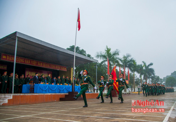 Tổ Quân kỳ với lá cờ quyết chiến, quyết thắng - Biểu tượng của chủ nghĩa anh hùng cách mạng diễu binh qua lễ đài. 