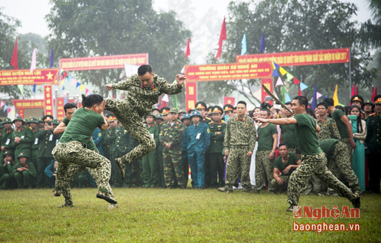 Màn biểu diễn võ thuật 1 đánh 3 của Đại đội 20 trinh sát.