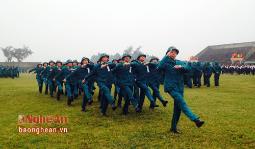 Hơn 500 chiến sỹ lực lượng vụ trang huyện tham gia diệu hành tại lễ ra quân huấn luyện năm 2017. Ảnh: Vân Anh