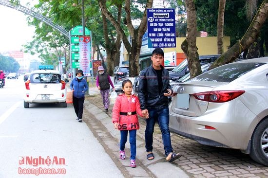 Một bãi đỗ xe trên đường Hồ Tùng Mậu chiếm kín vỉa hè. Điều này đồng nghĩa với việc người đi bộ không còn lựa chọn nào khác phải di chuyển xuống lòng đường. Ảnh: Mỹ Nga