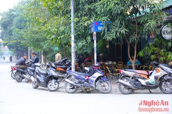 Chiếm dụng vỉa hè làm nơi kinh doanh cà phê trên đường Văn Cao, ngày 27/2/2017. Ảnh: Thanh Quỳnh